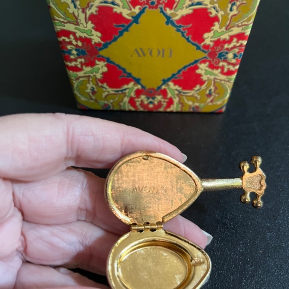 AVON Mandolin Medieval Lute Compact for Solid Perfume Glace in Original Box - Picture 3 of 8